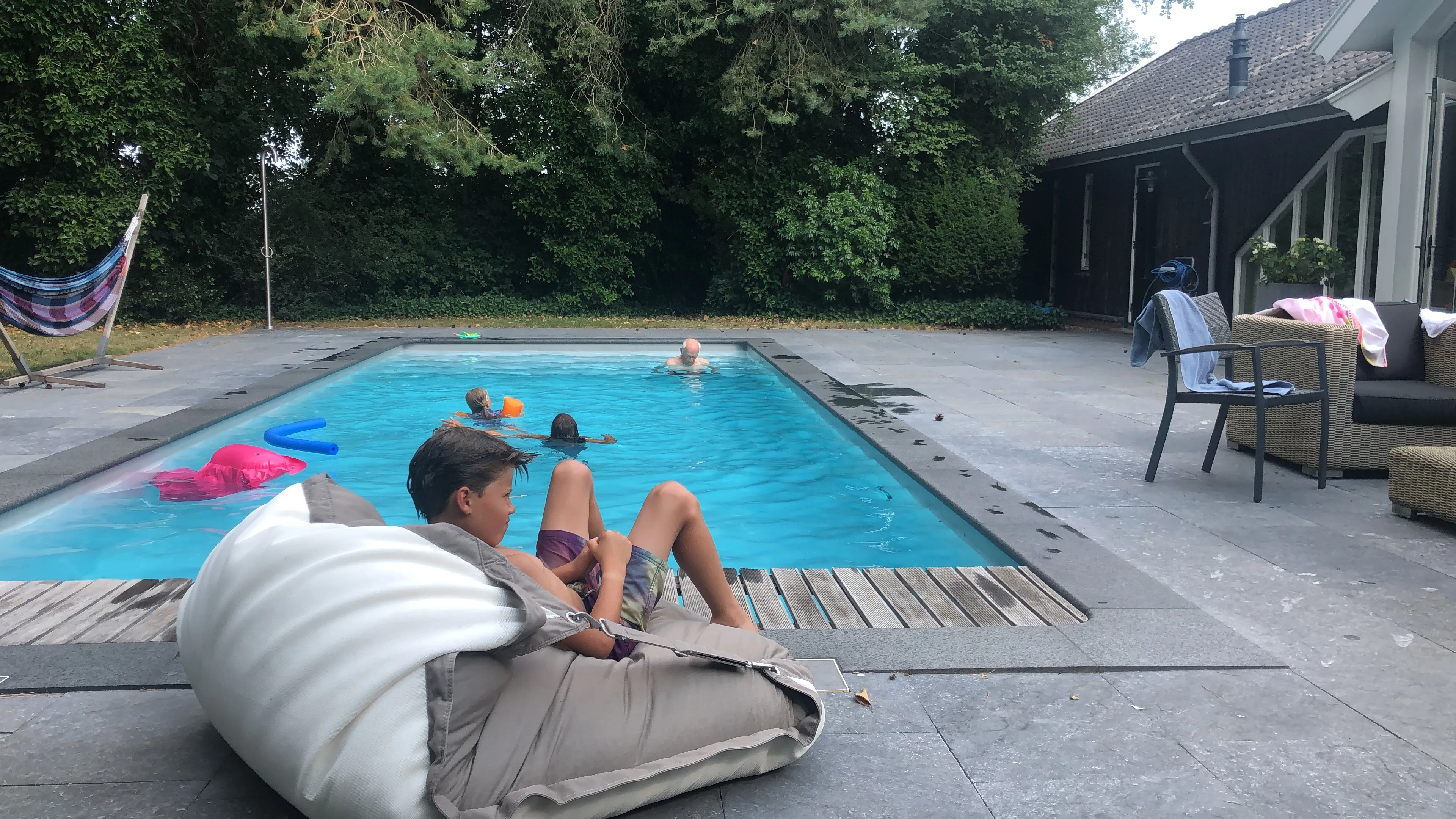 Het privézwembad van IJsselgoud, een buitenzwembad in de tuin